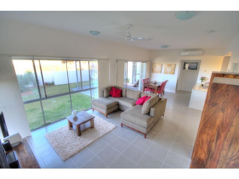 1/8 Holloway Street, BRIGHTWATER, Mountain Creek QLD 4557