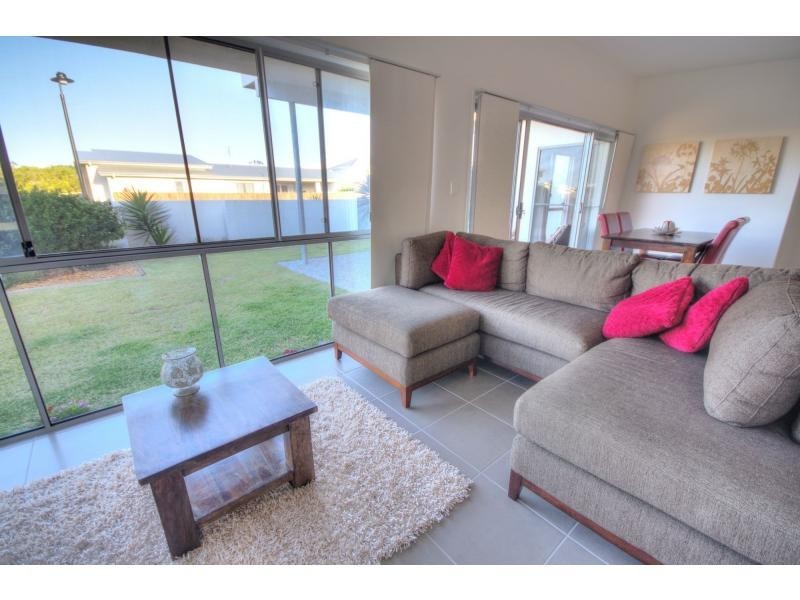 1/8 Holloway Street, BRIGHTWATER, Mountain Creek QLD 4557