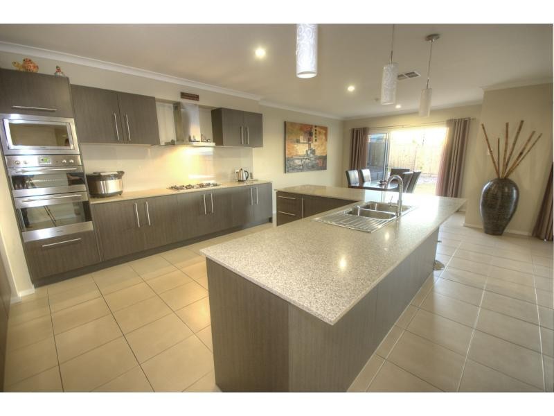 8 WARBLER Street, BRIGHTWATER, Mountain Creek QLD 4557