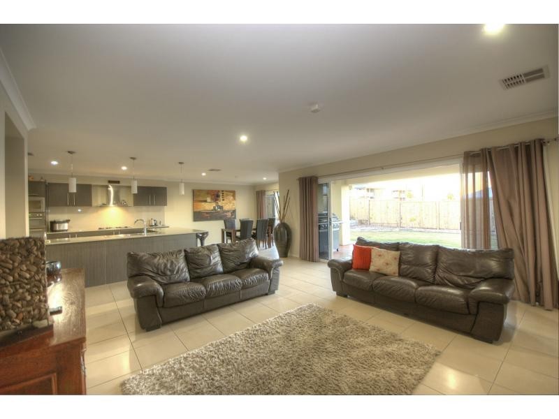 8 WARBLER Street, BRIGHTWATER, Mountain Creek QLD 4557