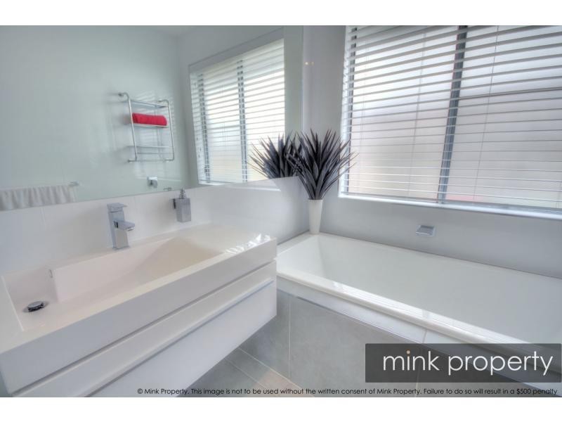 9 OUTRIGGER Street, Lake Kawana “The Decks”, Wurtulla QLD 4575