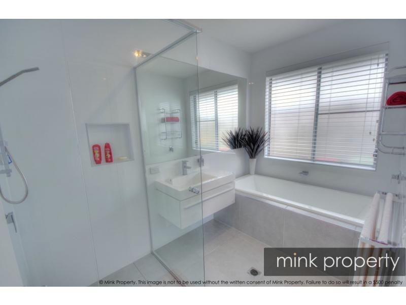 9 OUTRIGGER Street, Lake Kawana “The Decks”, Wurtulla QLD 4575