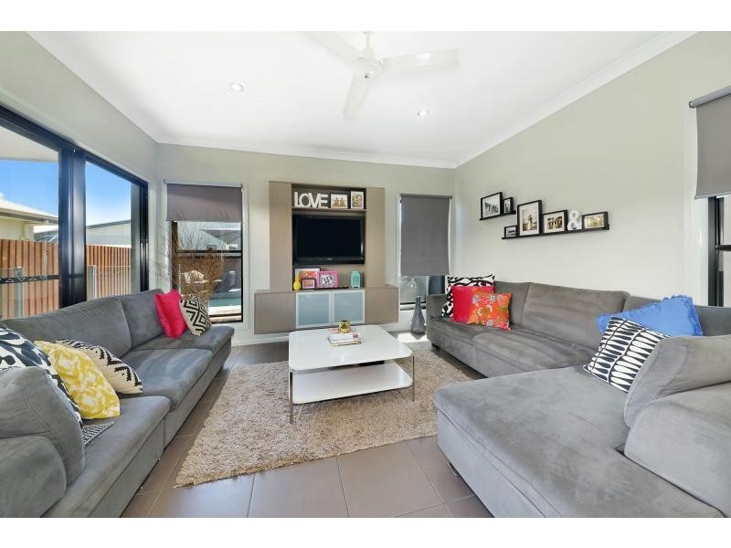 5 OUTRIGGER Street, THE DECKS, Wurtulla QLD 4575