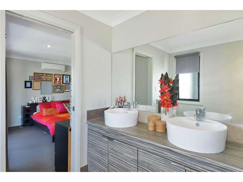 5 OUTRIGGER Street, THE DECKS, Wurtulla QLD 4575