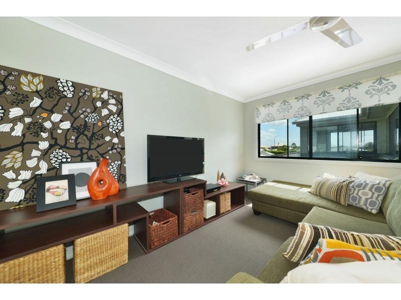 5 OUTRIGGER Street, THE DECKS, Wurtulla QLD 4575