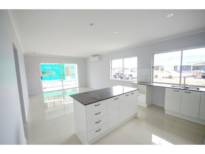 4 Daydream Street, Brightwater, Mountain Creek QLD 4557