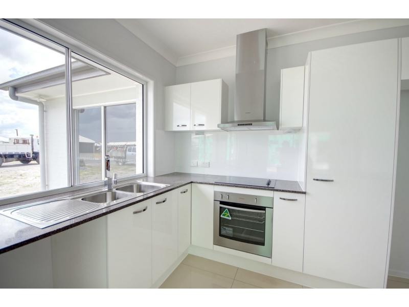 4 Daydream Street, Brightwater, Mountain Creek QLD 4557