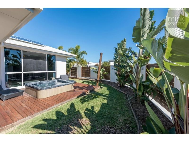 1 Robur Crescent, Brightwater, Mountain Creek QLD 4557