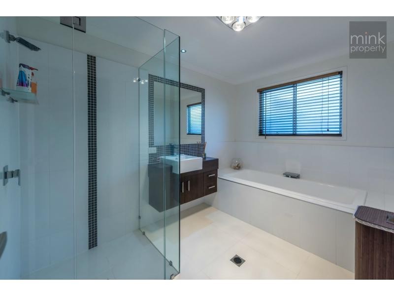 1 Robur Crescent, Brightwater, Mountain Creek QLD 4557