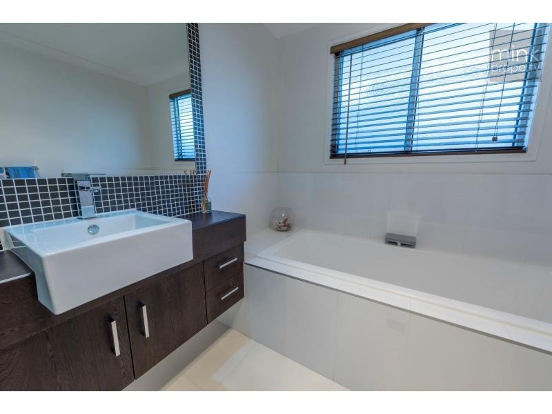 1 Robur Crescent, Brightwater, Mountain Creek QLD 4557