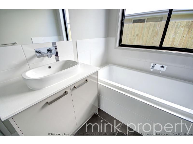 25 Coonoowrin Crescent, Mountain Creek QLD 4557