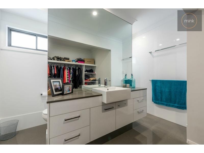 8 STRADBROKE STREET, BRIGHTWATER, Mountain Creek QLD 4557