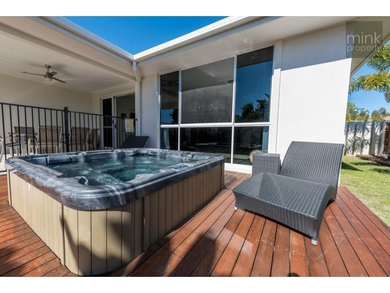 1 Robur Crescent, Brightwater, Mountain Creek QLD 4557