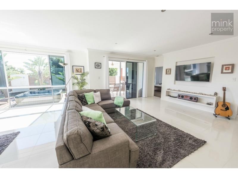 1 Robur Crescent, Brightwater, Mountain Creek QLD 4557