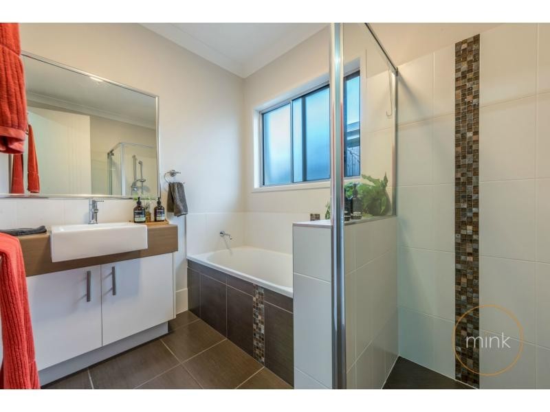 1 Riflebird Place, Brightwater, Mountain Creek QLD 4557