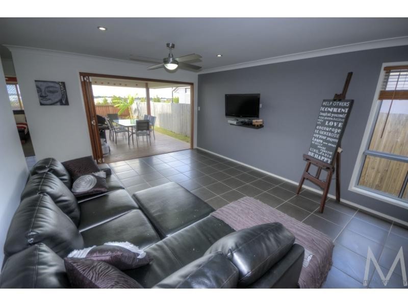 8 ELLIS PLACE, BRIGHTWATER, Mountain Creek QLD 4557