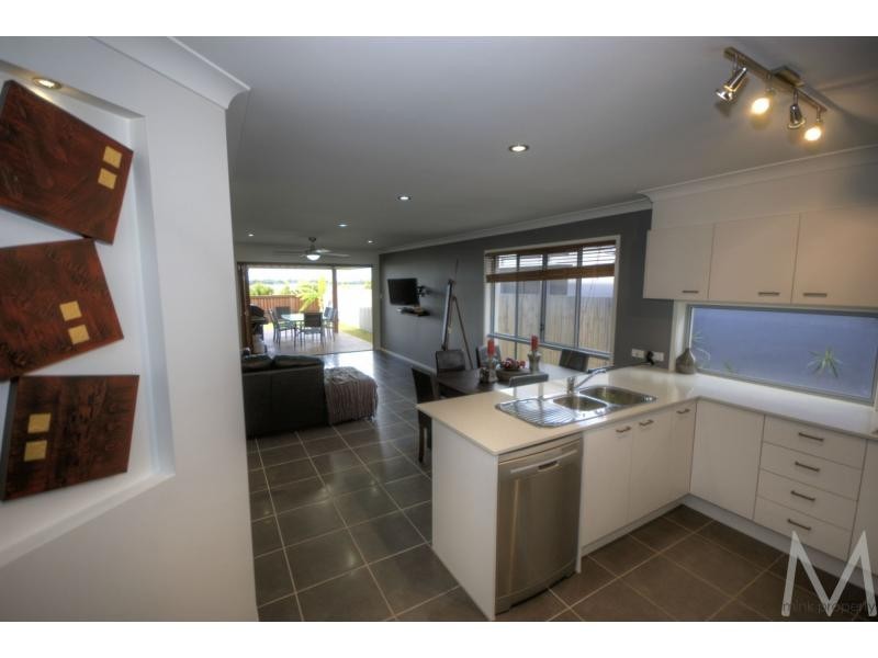 8 ELLIS PLACE, BRIGHTWATER, Mountain Creek QLD 4557