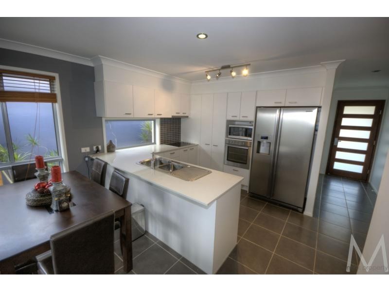 8 ELLIS PLACE, BRIGHTWATER, Mountain Creek QLD 4557