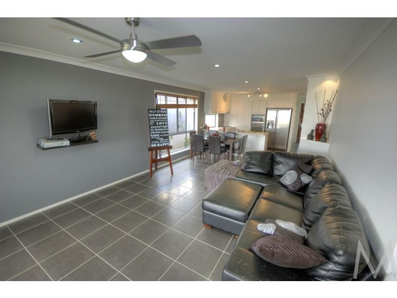 8 ELLIS PLACE, BRIGHTWATER, Mountain Creek QLD 4557