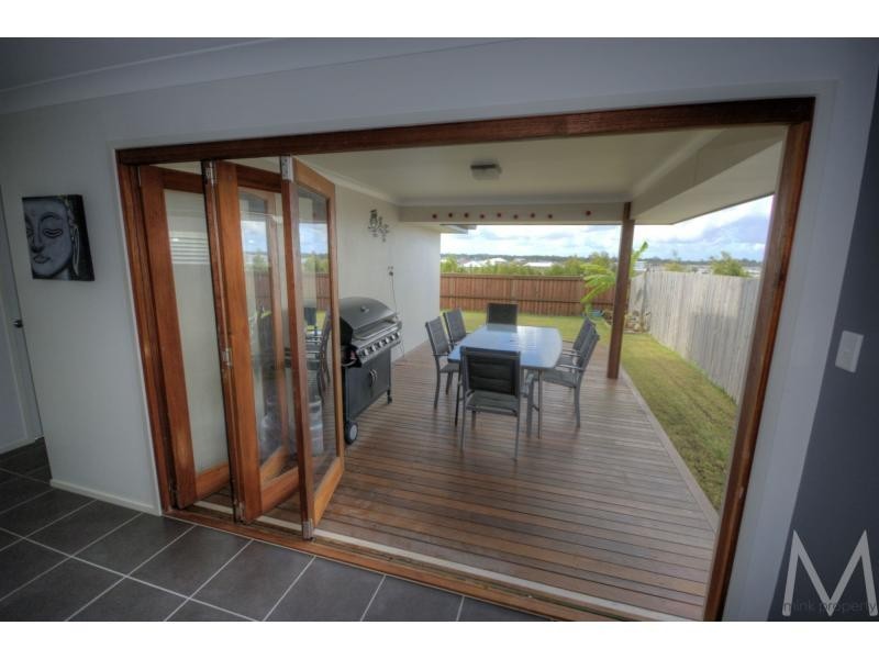 8 ELLIS PLACE, BRIGHTWATER, Mountain Creek QLD 4557