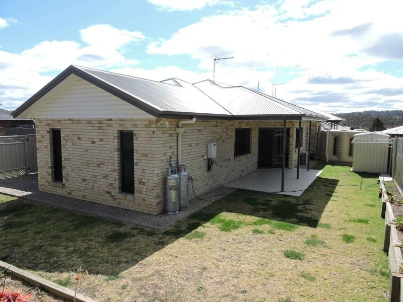 2/193 Ogilvie Road, Warwick QLD 4370