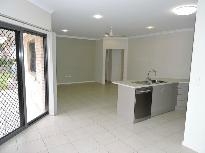 2/193 Ogilvie Road, Warwick QLD 4370