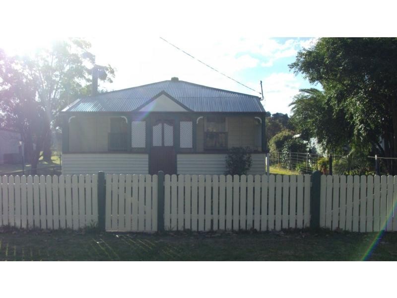 7 Kurrajong Street, Tannymorel QLD 4372