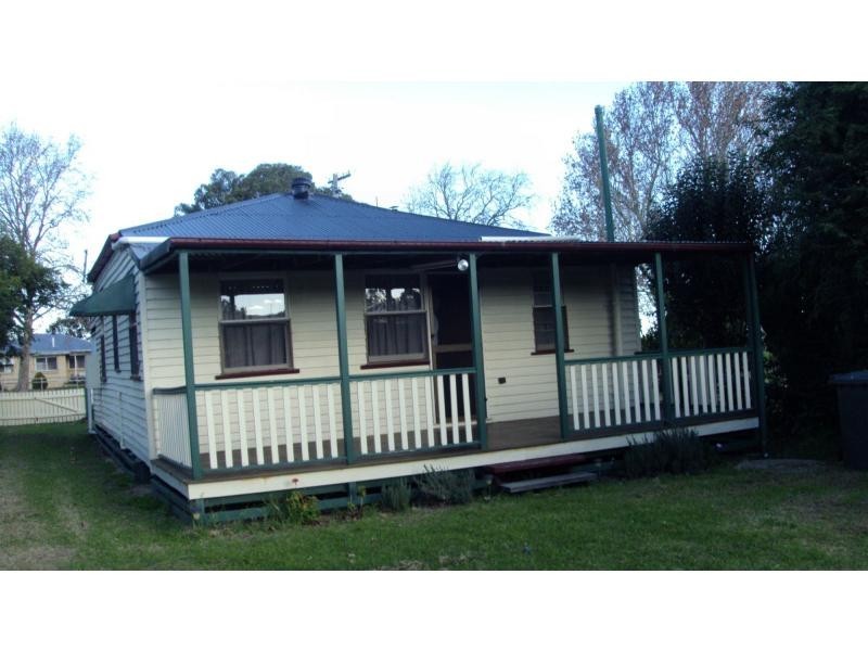 7 Kurrajong Street, Tannymorel QLD 4372