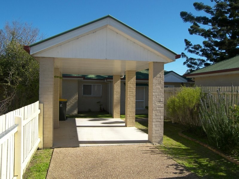 2/10 Locke Street, Warwick QLD 4370