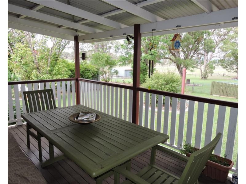 100 White St, Pratten QLD 4370