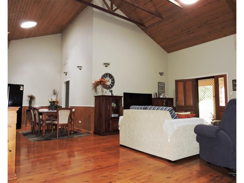 100 White St, Pratten QLD 4370