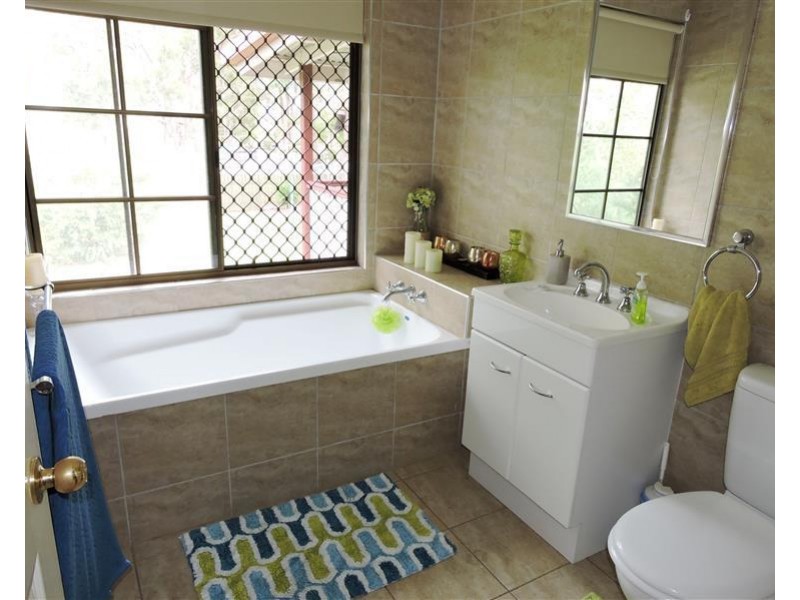 100 White St, Pratten QLD 4370