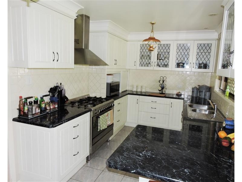 100 White St, Pratten QLD 4370