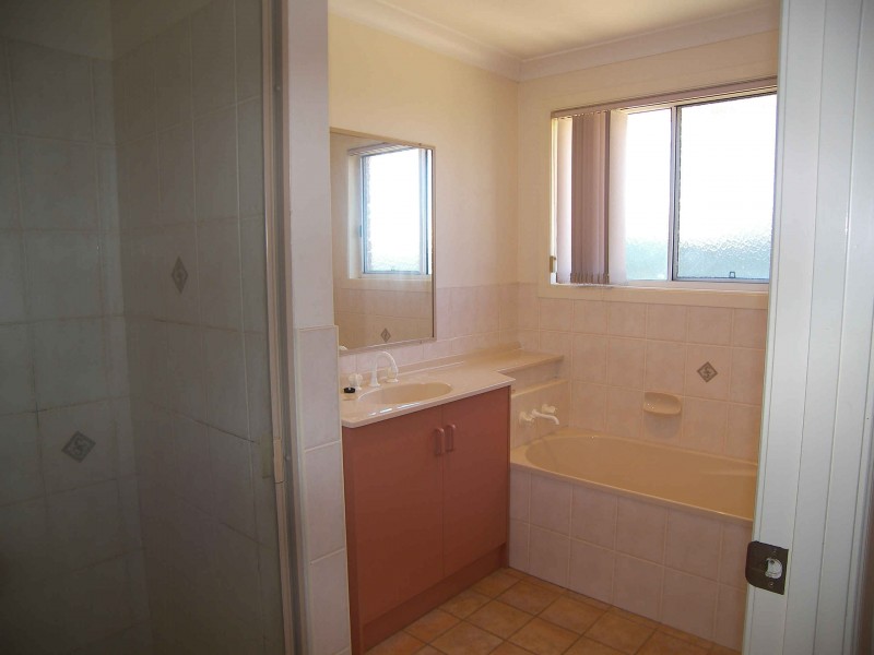 2/4 Kidman Dr, Warwick QLD 4370