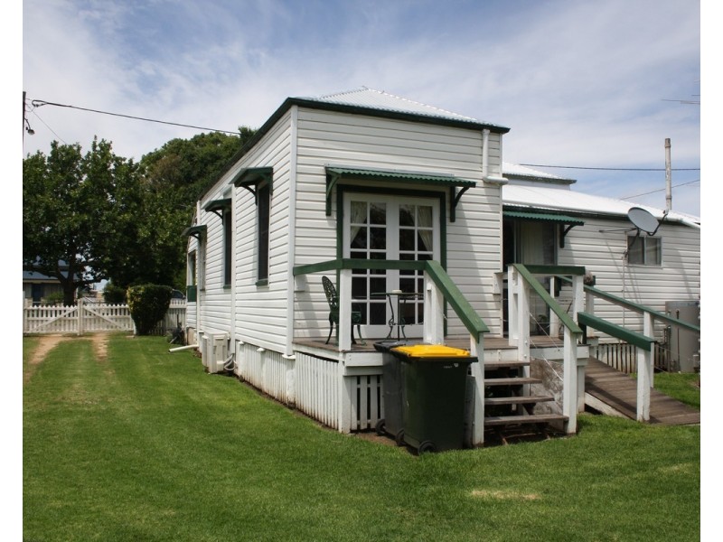 4 Drayton Street, Allora QLD 4362