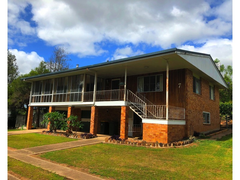7 Uambi Pl, Warwick QLD 4370