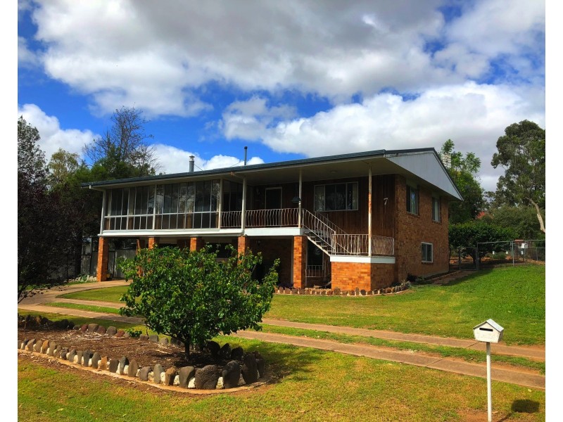 7 Uambi Pl, Warwick QLD 4370