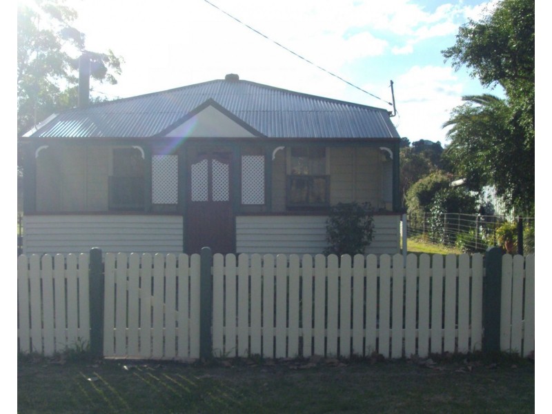 7 Kurrajong Street, Tannymorel QLD 4372