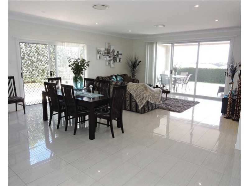 9 Capital Dr, Rosenthal Heights QLD 4370