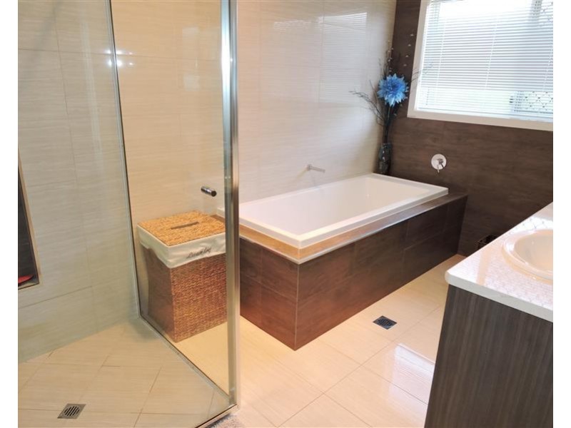 9 Capital Dr, Rosenthal Heights QLD 4370