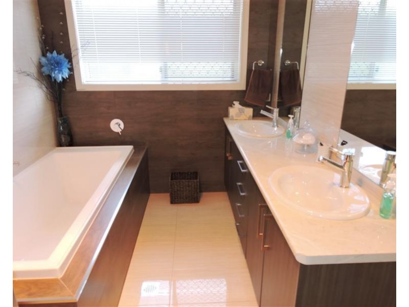 9 Capital Dr, Rosenthal Heights QLD 4370