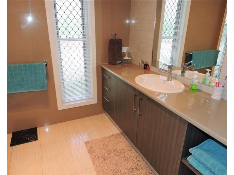 9 Capital Dr, Rosenthal Heights QLD 4370