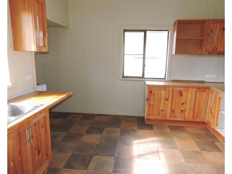 30 Wallace St, Warwick QLD 4370