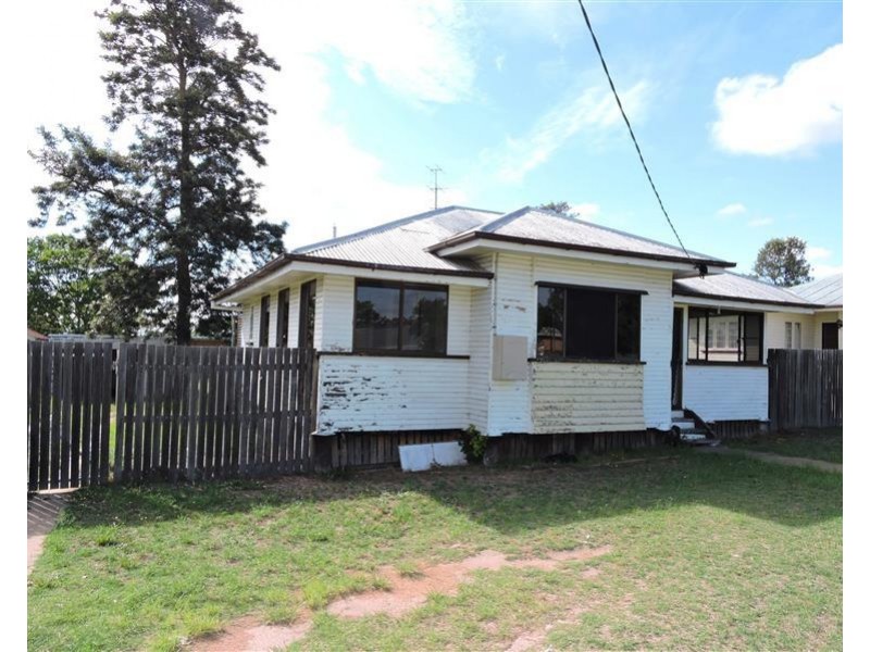 30 Wallace St, Warwick QLD 4370