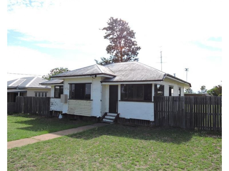 30 Wallace St, Warwick QLD 4370