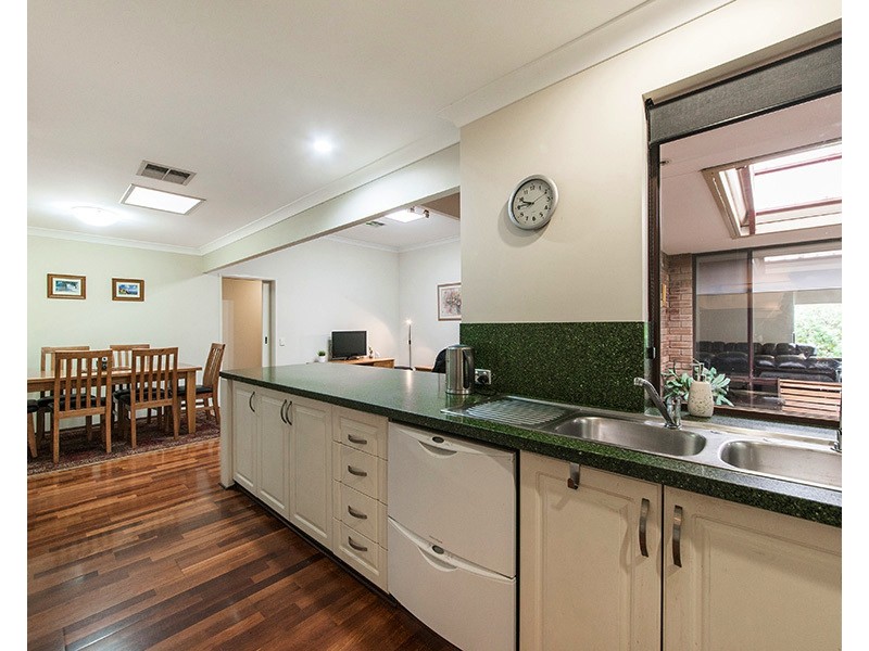 15 Lowrie Grove, Leeming WA 6149