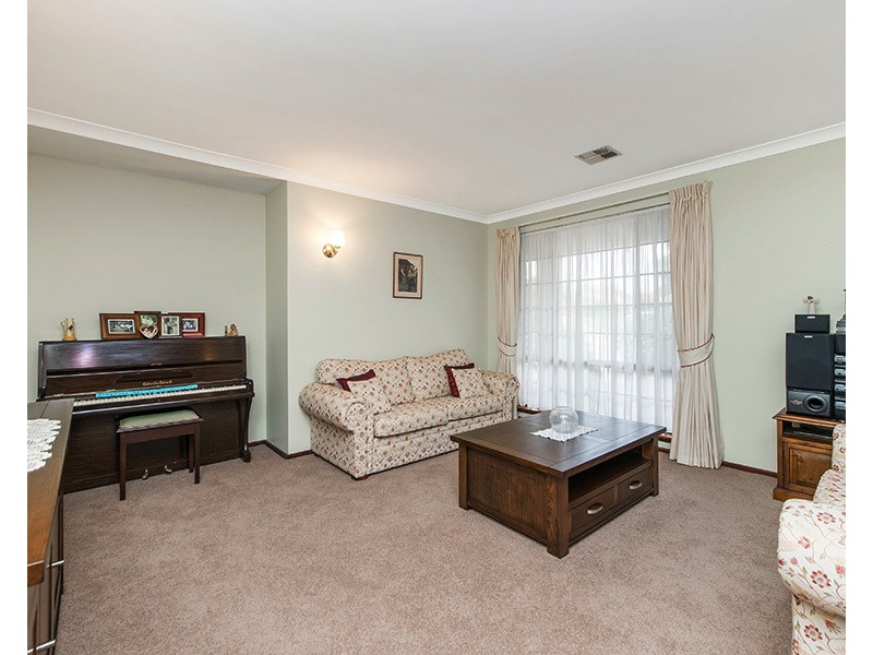 15 Lowrie Grove, Leeming WA 6149