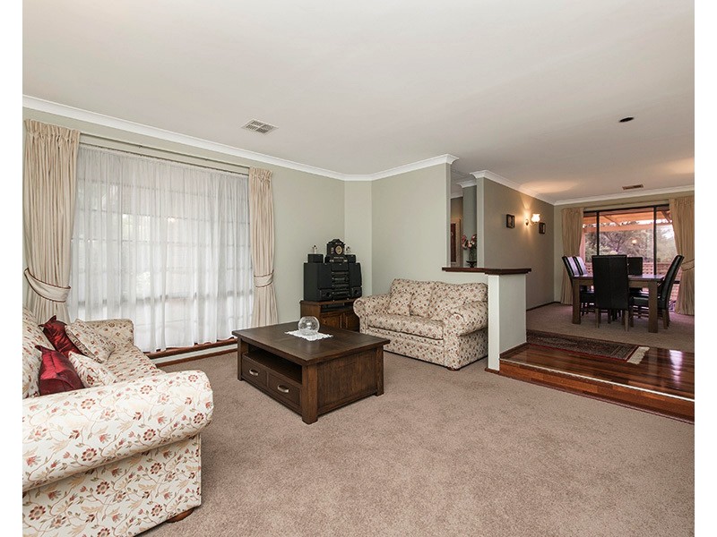 15 Lowrie Grove, Leeming WA 6149