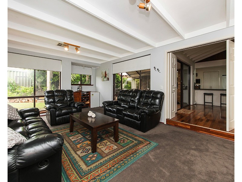 15 Lowrie Grove, Leeming WA 6149