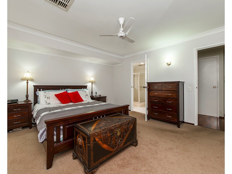 15 Lowrie Grove, Leeming WA 6149